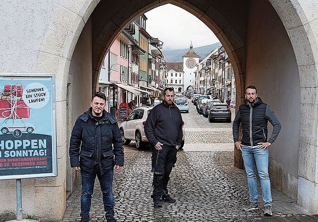 Shoppen am Sonntag: (v.l.) Nafi Emir, Roman Bucher und Niklas Schäublin, Geschäftsleitung der IG Laufen, möchten das Weihnachtsgeschäft ankurbeln. Foto: Gaby Walther