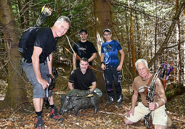 <em>Die Gründer des Bogenschützenvereins der Region: </em>Gebrüder Hanspeter und Stefan Lais (vorne), mit Thomas, Yannic und Nadir Lais.<em> Foto: Bea Asper</em>