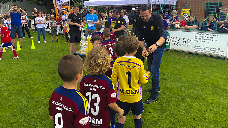 Siegerehrung: Marco Streller – Sponsor und Namensgeber des Events – überreichte die Pokale.  Foto: Caspar Reimer