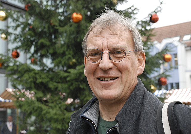 Schriftsteller und Regisseur: Jörg Jermann besichtigt in seinem Stück «Edgar Läder» ein durchschnittliches Leben.  Foto: Thomas Brunnschweiler