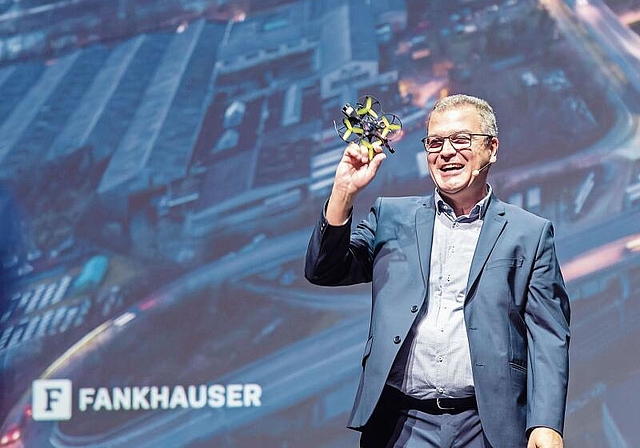 Nervenkitzel: Mit seiner Drohnenshow vermochte Arealentwickler Hans-Jörg Fankhauser die Gäste in seinen Bann zu ziehen. Foto: zVg