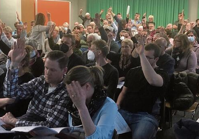 Grosses Interesse: Über 100 Personen besuchten die ausserordentliche Gemeinde­versammlung in Büren. Foto: Willi Wenger