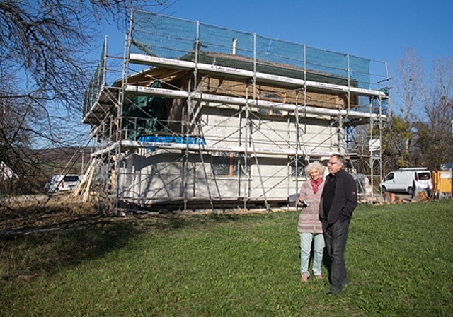 Die Bauherren und ihr neues Haus: Christine Schäfer und Andreas Jossi möchten ihre ökologische Wohnphilosophie noch weiteren Leuten schmackhaft machen. Foto: Martin Staub
