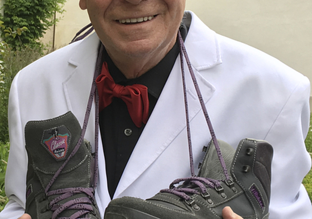 Schnürt die Wanderschuhe: Entertainer Nobby Bloch auf den Spuren von Hansi Hinterseer.  Foto: Thomas Kramer