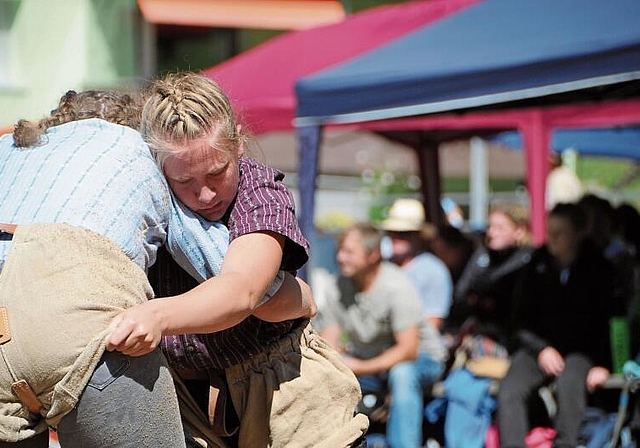 Griff zum Sieg: Manon Christ (16) aus Gempen will einen Kranz erschwingen. Foto: Soraya Sägesser