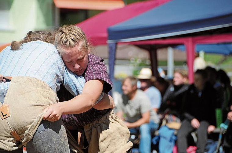 Griff zum Sieg: Manon Christ (16) aus Gempen will einen Kranz erschwingen. Foto: Soraya Sägesser