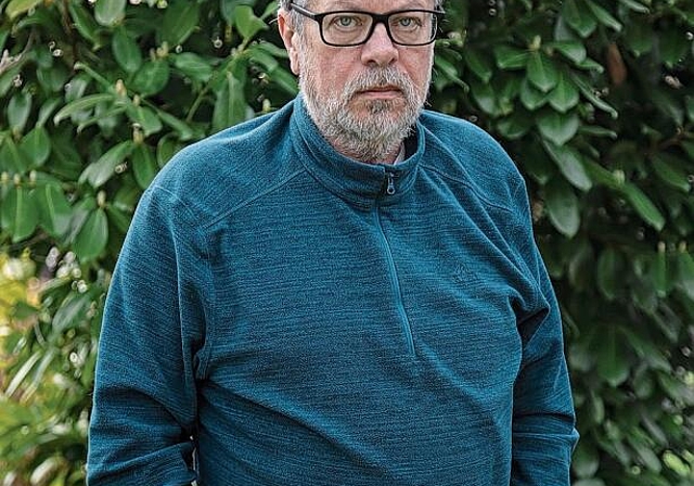 Schämt sich für ein Land, das nicht mehr seines ist: Michail Schischkin in seinem Garten in Kleinlützel. Foto: Martin Staub