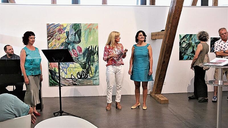 Nicht zum ersten Mal im Kulturzentrum Alts Schlachthuus: Brigitte Henke (r.) neben Sonya Pernter, welche die Ausstellung eröffnete. Foto: Cornelia Felber