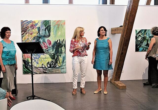 Nicht zum ersten Mal im Kulturzentrum Alts Schlachthuus: Brigitte Henke (r.) neben Sonya Pernter, welche die Ausstellung eröffnete. Foto: Cornelia Felber