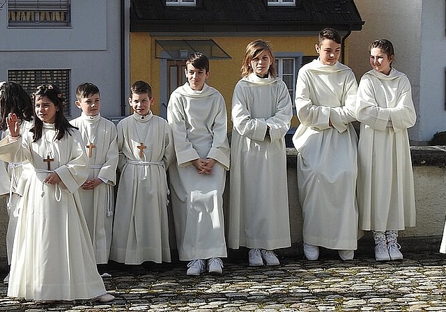 Gross und Klein: Erstkommunikanten und Ministranten in Hofstetten. Foto: Peter walthard