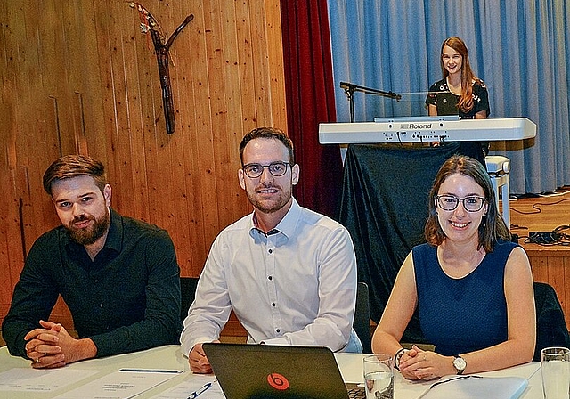 <em>Der neue Vorstand: </em>(v.l.) Pascal Helfenfinger, Daniel Flury und Sarah Stebler, musikalisch begleitet von Ida-Lin Hübscher (hinten).Foto: roland bürki