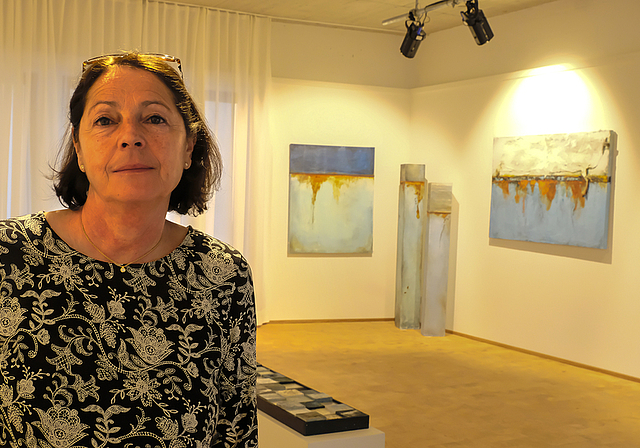 In den neuen Ausstellungsräumen: Die Kuratorin Carmen Küpfer in der Ausstellung «Passion Bleue» von Jacqueline Dreyfus.  Foto: Thomas Brunnschweiler