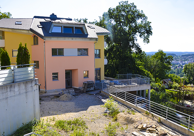 Keine Veränderung in Sicht: Das Haus am Juraweg 13 kann seit zwei Jahren nicht fertiggestellt werden. Foto: Fabia Maieroni