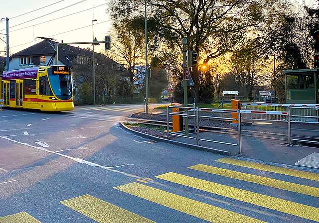 Tramverkehr: Unbeschrankter Bahnübergang an der Kreuzung Basel-/Birseckstrasse in Arlesheim.  Foto: Marianne Vetter