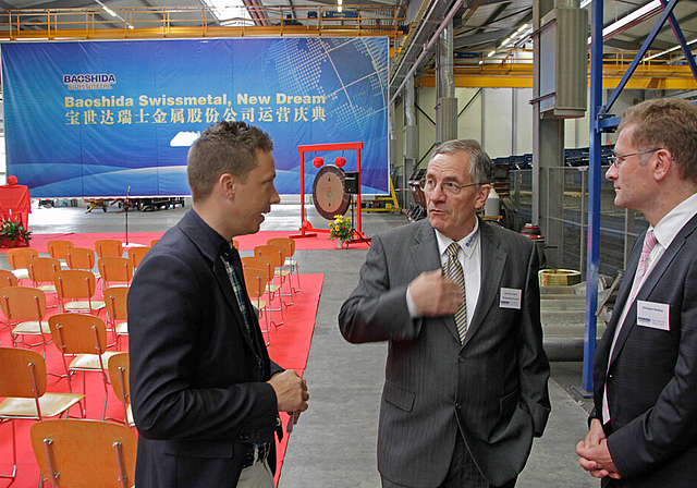 Unmittelbar vor der Zeremonie: Jean-Pierre Tardent, CEO der beiden Baoshida Swissmetal Werke in Dornach und Reconvilier, im Gespräch mit Christian Imark, Kantonsrat SO (l.), und Christoph Neuhaus, Regierungspräsident Kanton Bern (r.).  Fotos: Marti