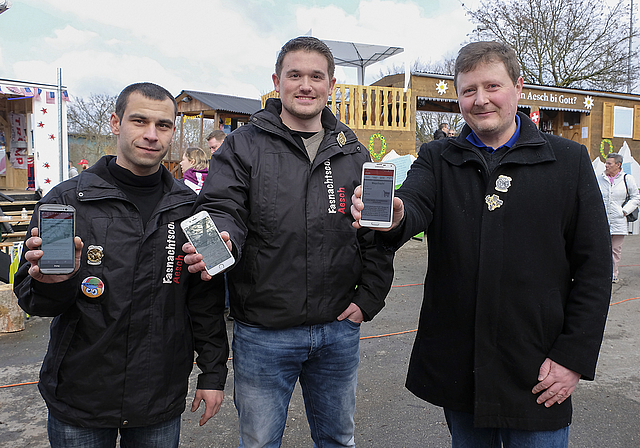 Haben ihre Fasnachtsapp im Griff: Flavio Semeraro (Wagenbewertung), Matthias Cueni, Obmann des Comités, und Michel Dupasquier (Werbung und Sponsoring, v. l.) hoffen auf eine grosse Abstimmungsbeteiligung. Foto: Thomas Brunnschweiler