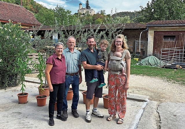 Generationenwechsel: Helene und Erich Rediger (links) übergeben das Steuer nach 30 Jahren an Daniel und Géraldine Rediger. Auch der zweijährige Mathou und der drei Monate alte Elio werden den Hof beleben. Foto: Caspar Reimer