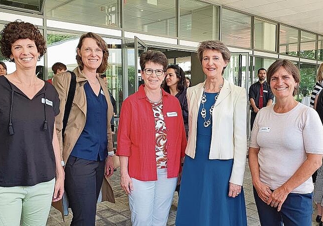 Teilen ihre Erfahrungen: Die Gemeindepräsidentinnen Claudia Carruzzo (l., Bättwil), Eleonora Grimbichler (2.v.l., Gempen), Franziska Stadelmann (3.v.l., Muttenz) und Eveline Sprecher (r., Aesch) mit Bundesrätin Simonetta Sommaruga. Foto: Fabia Mai