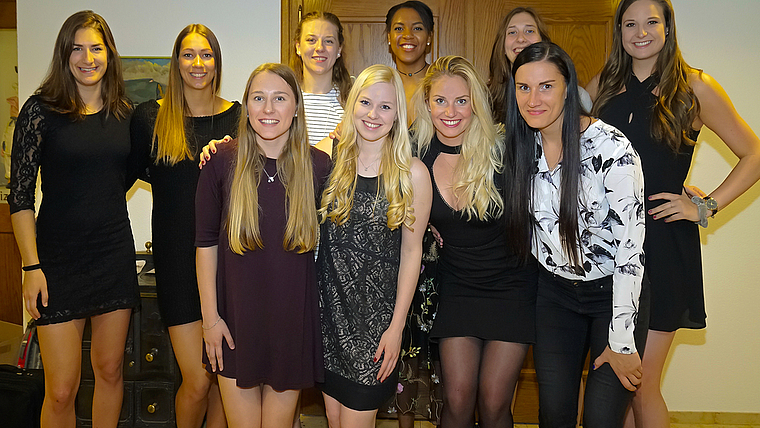 Perfekter Auftritt auch neben dem Platz: Die Volleyballerinnen von Sm’Aesch Pfeffingen (v. l.) Lea Werfeli, Livia Zaugg, Elisa Visentin, Maja Storck, Anna Pogany, Jazmine White, Tess von Piekartz, Madlaina Matter, Anu Ennok, Nicole Walch.  Foto: Ed