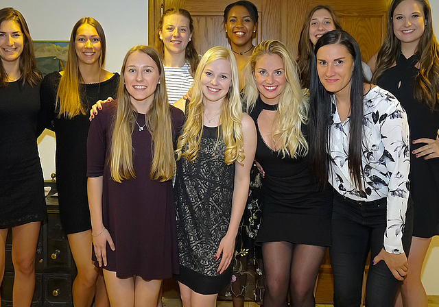 Perfekter Auftritt auch neben dem Platz: Die Volleyballerinnen von Sm’Aesch Pfeffingen (v. l.) Lea Werfeli, Livia Zaugg, Elisa Visentin, Maja Storck, Anna Pogany, Jazmine White, Tess von Piekartz, Madlaina Matter, Anu Ennok, Nicole Walch.  Foto: Ed