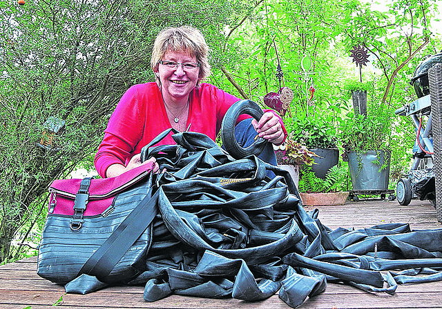 Leidenschaft: Doris Altermatt inmitten der alten Schläuche und der neuen Tasche. Foto: Gini MInonzio