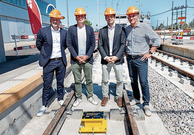 Grundsteinlegung bei der Tramhaltestelle Freilager: (v. l.) Silvio Gemperli, Head of Business Unit Signalling Switzerland, Frédéric Monard, CEO BLT, Marc Trippel, Executive Vice President, Division Signalling at Stadler, und Reto Rotzler, CIO BLT. F