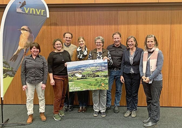 Engagiert: Der Vorstand des Vereins für Natur- und Vogelschutz Reinach mit Rednerin Dr. Franziska Wloka (4. v. l.). Foto: Florin Bürgler