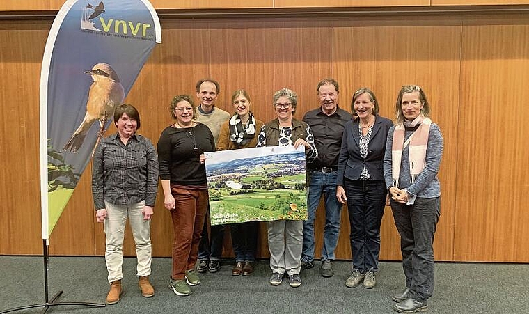 Engagiert: Der Vorstand des Vereins für Natur- und Vogelschutz Reinach mit Rednerin Dr. Franziska Wloka (4. v. l.). Foto: Florin Bürgler