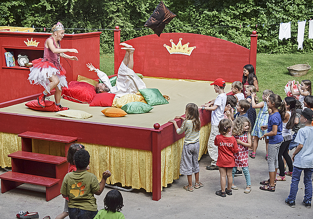 Bett als Bühne: Die Kinder sind ins Gaudi im Königsbett voll mit einbezogen.  Foto: Bea Asper