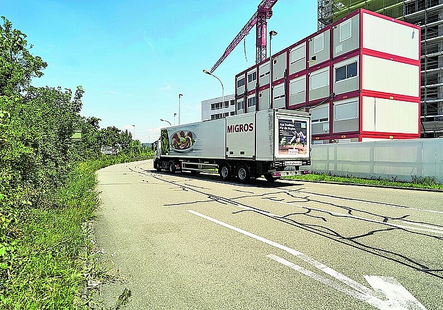 Zufahrt zur Betriebszentrale der Migros: Die Ruchfeldstrasse beim Sprenglerpark gehört der Christoph Merian Stiftung. Foto: Roland Schmid