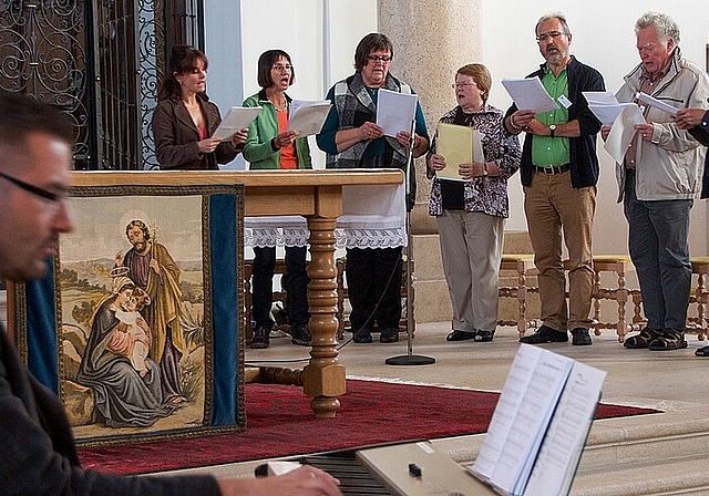 Die Vorsänger: Die Fachgruppe Liturgiegesang mit Leiter Hansruedi von Arx (r.) gibt den Ton an. Fotos: Martin Staub
