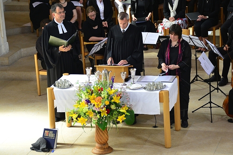 Pfarrteam wieder komplett: (v. l.) Die neu eingesetzten Pfarrpersonen Thomas Mory und Claudia Laager-Schüpbach, in der Mitte der bisherige Pfarrer Matthias Grüninger.  Foto: ZVG