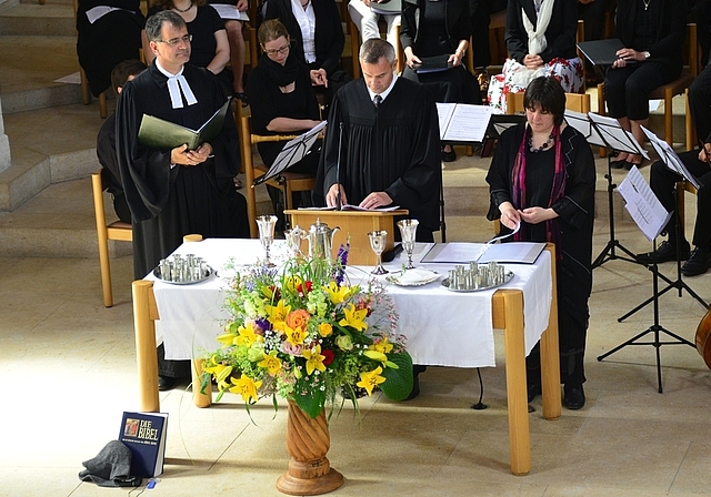 Pfarrteam wieder komplett: (v. l.) Die neu eingesetzten Pfarrpersonen Thomas Mory und Claudia Laager-Schüpbach, in der Mitte der bisherige Pfarrer Matthias Grüninger.  Foto: ZVG