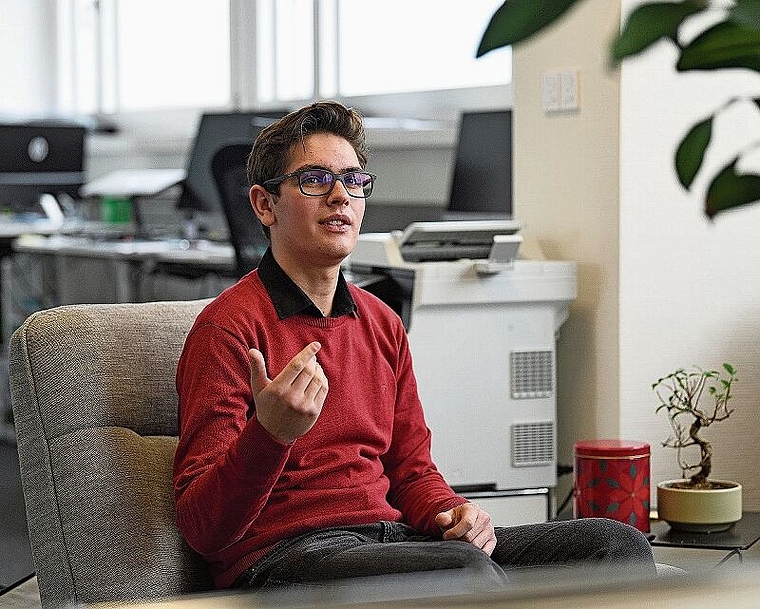 Hält nicht viel von der Work-Life-Balance: Der IT-Liebhaber Diego Simone verbringt nach Unterrichtsende zwei bis sieben Stunden mit seiner Arbeit.Foto:  bz Archiv / Juri Junkov