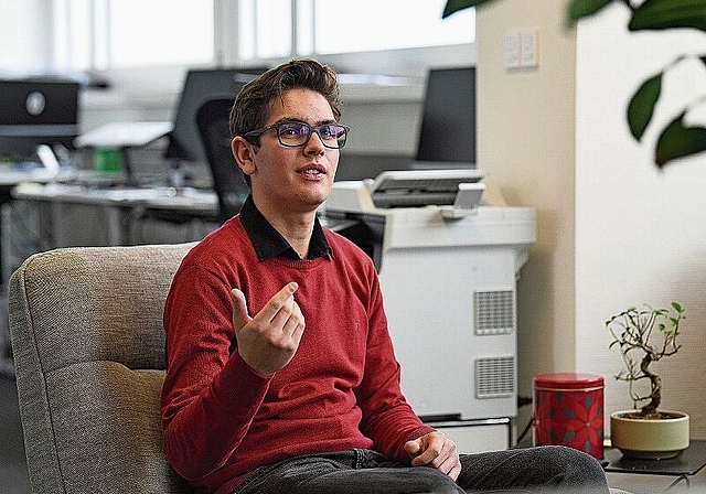 Hält nicht viel von der Work-Life-Balance: Der IT-Liebhaber Diego Simone verbringt nach Unterrichtsende zwei bis sieben Stunden mit seiner Arbeit.Foto:  bz Archiv / Juri Junkov