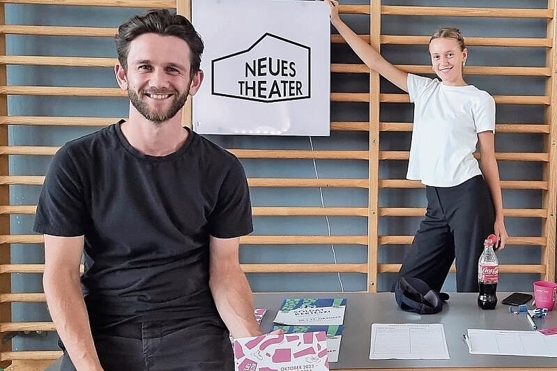 Stehen auch im Schulhaus im Rampenlicht: Jonas Darvas und Franziska Richardsen verlosen Preise für das Neue Theater. 