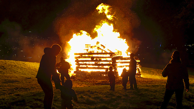 Lodernde Fasnachtsflammen: Die heisse Feuerpracht zog in Aesch Gross und Klein in ihren Bann.  Foto: Thomas Brunnschweiler