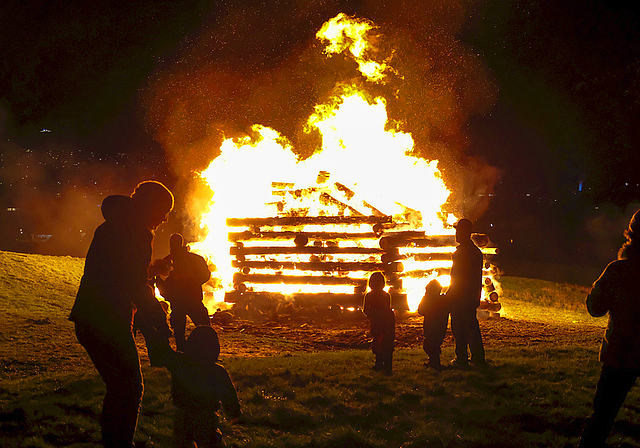 Lodernde Fasnachtsflammen: Die heisse Feuerpracht zog in Aesch Gross und Klein in ihren Bann.  Foto: Thomas Brunnschweiler