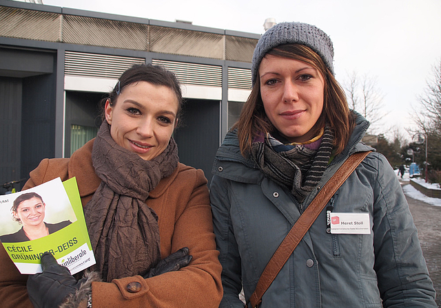 Wahlkampf vor der Gartenstadt. Die Grünliberale Cécile Grüninger (links) und Meret Stoll von der SP werben für ihre Person.  Foto: T. Gfeller