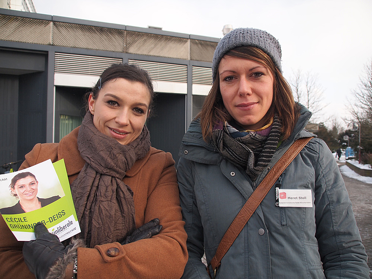 Wahlkampf vor der Gartenstadt. Die Grünliberale Cécile Grüninger (links) und Meret Stoll von der SP werben für ihre Person.  Foto: T. Gfeller