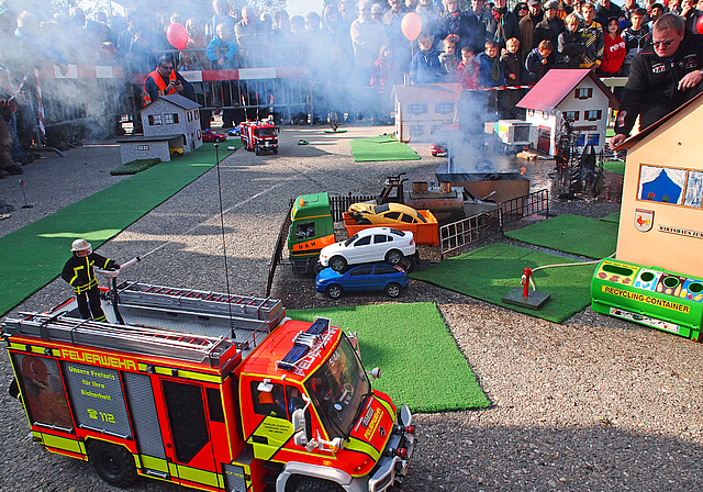 Modell-Rettung: Die Modellfeuerwehr beider Basel inszenierte einen veritablen Grossbrand und löschte diesen schleunigst. Foto: Tobias Gfeller