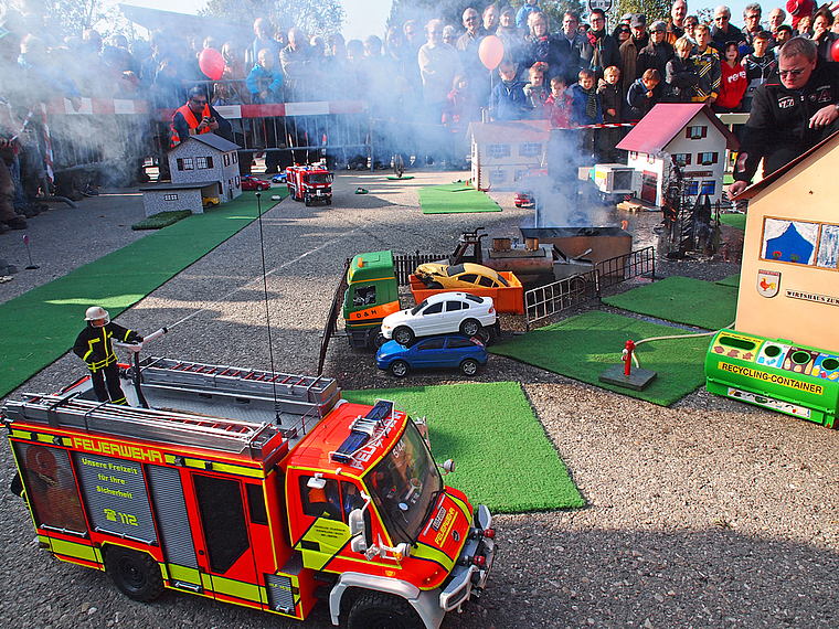 Modell-Rettung: Die Modellfeuerwehr beider Basel inszenierte einen veritablen Grossbrand und löschte diesen schleunigst. Foto: Tobias Gfeller