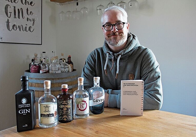 Leidenschaftlicher Gin-Fan: Alex Däppen, hier mit einer kleinen Gin-Auswahl. Foto: Tobias Gfeller