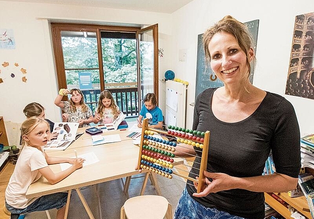 Lernen zu Hause und im Klassenzimmer: Damit Kinder ein engeres Verhältnis zu den Lehrpersonen aufbauen können, 
