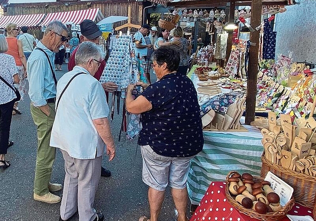 «Einkaufen an der frischen Luft»: Besucherinnen und Besucher des Portiunggeli konnten von einem breiten Angebot profitieren. Foto: Bea Asper