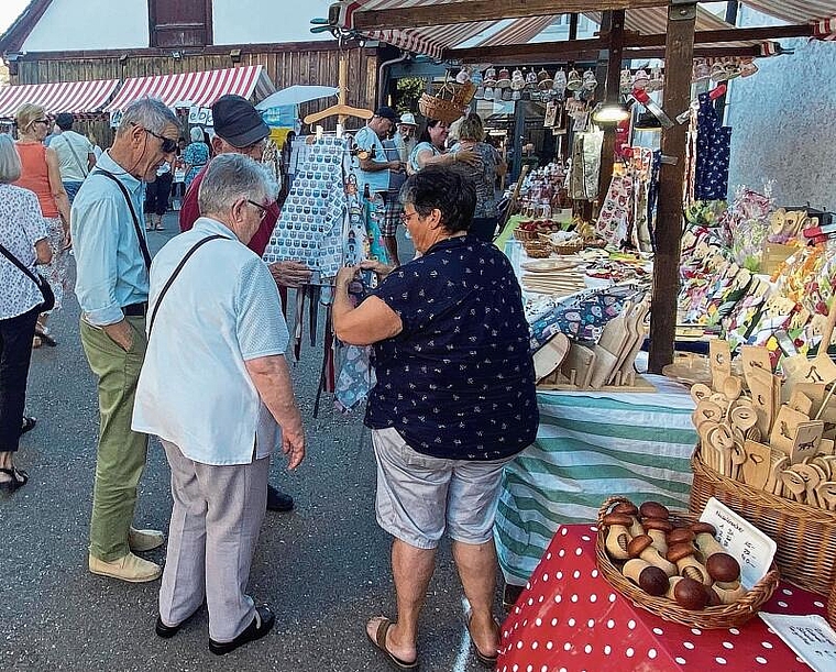 «Einkaufen an der frischen Luft»: Besucherinnen und Besucher des Portiunggeli konnten von einem breiten Angebot profitieren. Foto: Bea Asper