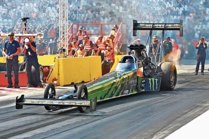 Über 10000 Pferdestärken: Bei einem Dragster-Start wirkt rund das sechsfache Körpergewicht auf Jndia Erbacher ein, das Auto beschleunigt von 0 auf 100 km/h in 0,6 Sekunden. Auf der rund 300 Meter langen Rennstrecke, wie hier am Santa Pod Raceway, erreicht die Baselbieterin einen Top-Speed von über 500 km/h. Foto: zvg