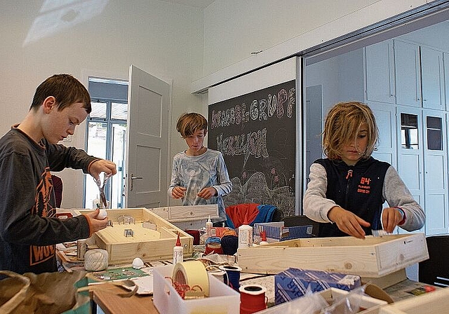 So entsteht ein eigener Flipperkasten: (v.l.) Jan, Jorim und Ilay am Basteln. Foto: Jürg Jeanloz