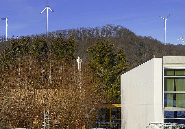 <em>Visualisiert: </em>Ansicht Windpark von Turnhalle Schulhaus Eich, Kleinlützel. Foto: zvg