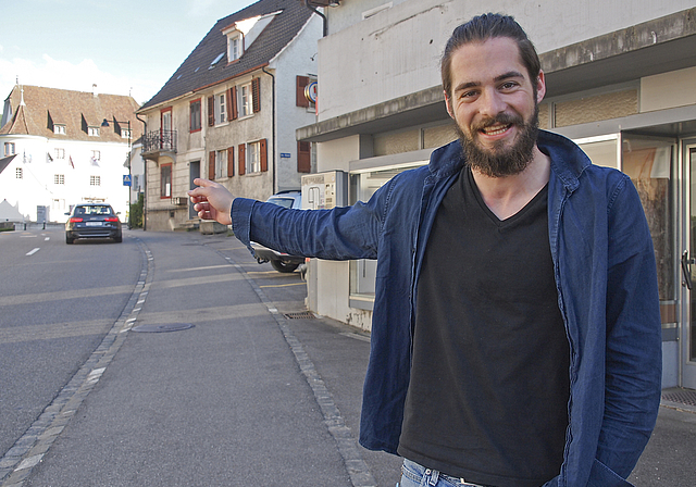 Ric Capafons weist den Weg: Das Aescher Schloss ist der Brennpunkt der nächsten Aescher Kulturnacht.  Foto: Tobias Gfeller